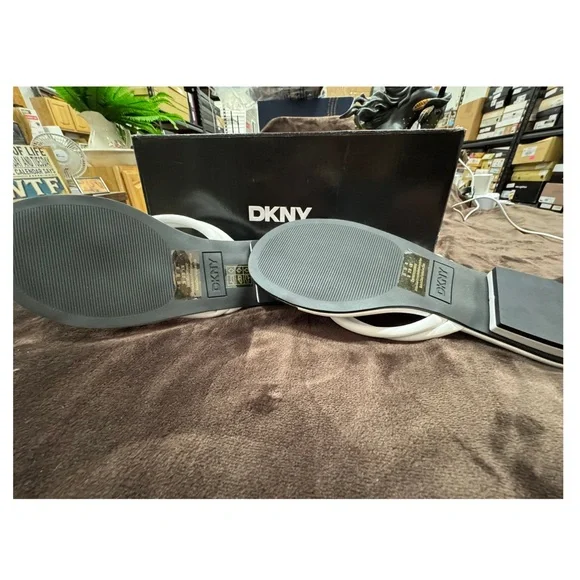 DKNY White Women's Flip Flop Sandals size 7 - Picture 7 of 9